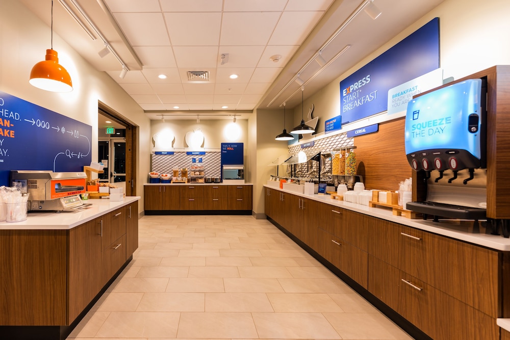 Holiday Inn Express & Suites Charlottesville by IHG - photo 93