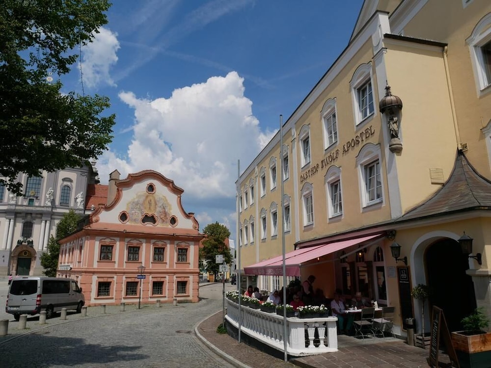 Zwolf Apostel — hotel in Altoetting