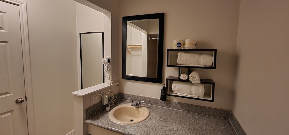 B&J Hotel and Apartment - photo 29