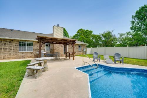 Perry Family Home on 2 Acres with Private Pool — Perry — photo 2