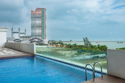 Infinity sea view pool Beach View 3Rooms 2Parkings — 4-Star Luxury Hotel in Kuala Terengganu, Malaysia