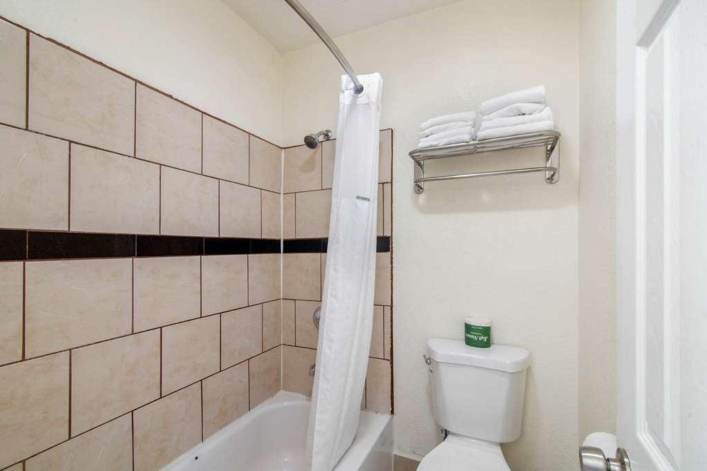 Howard Johnson Suites by Wyndham San Diego Chula Vista BayFt - photo 7