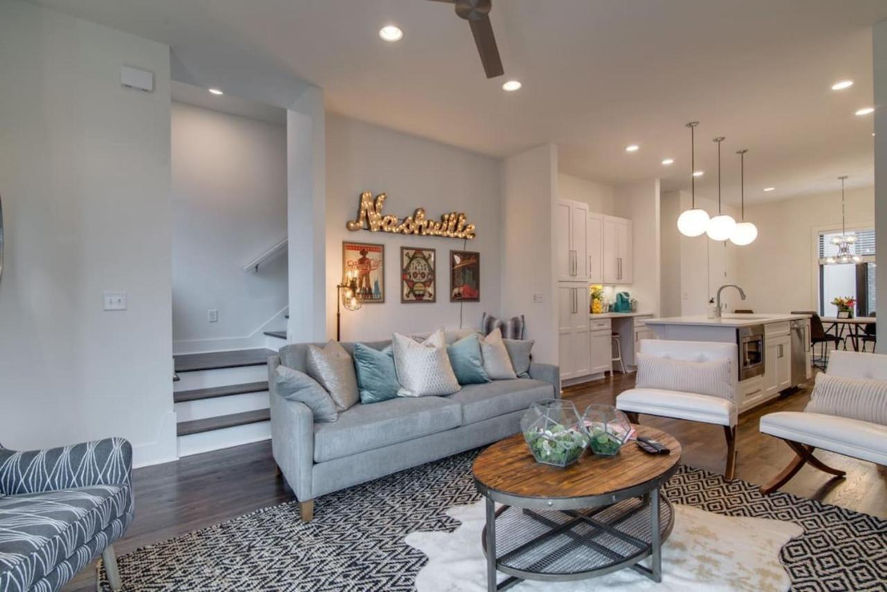 6 BR Gulch Homes Garages Rooftops Walk to Gulch 10 Mins to Broadway 24 Hour Hospitality Team Perfect for Groups — 4-Star Luxury Hotel in Nashville, United States