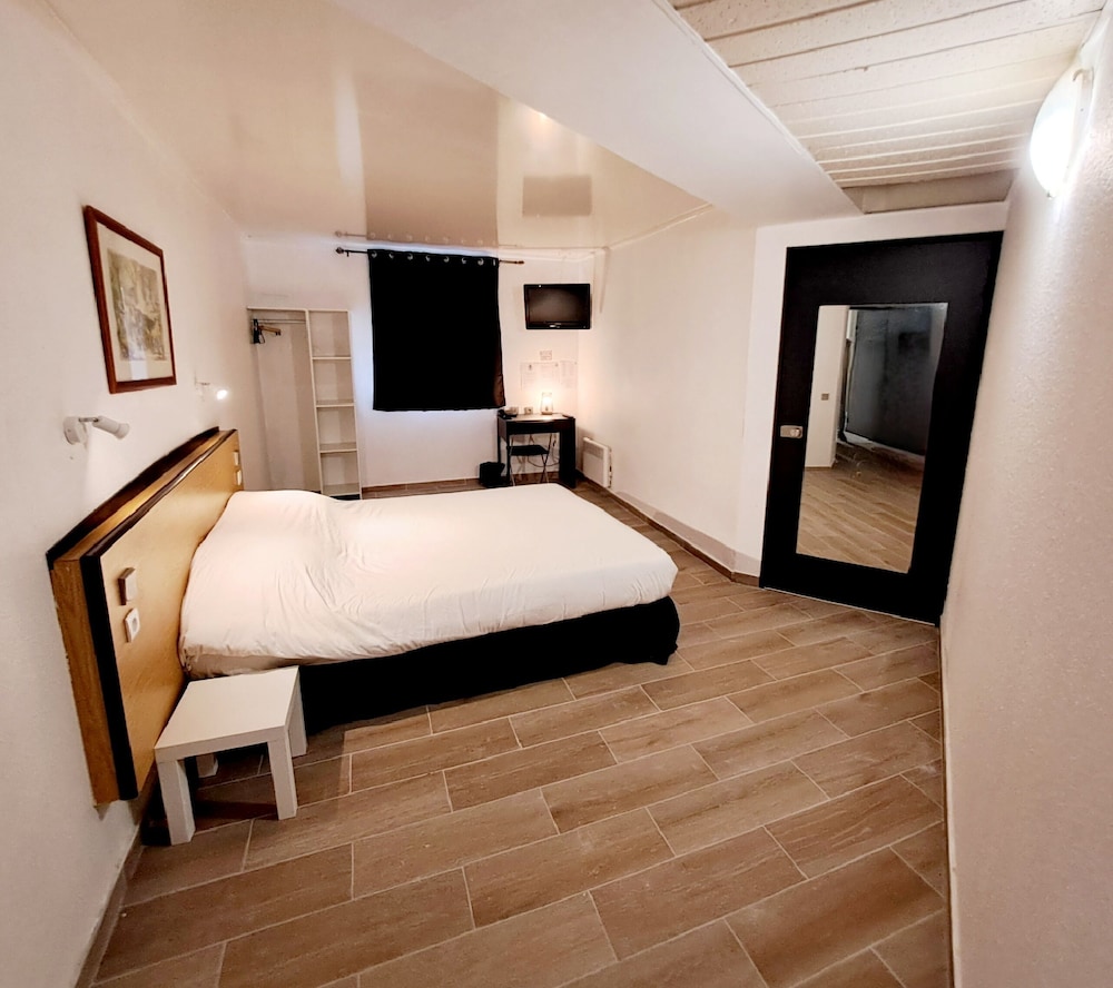 Crystal Hotel Saint Denis Basilique — Saint Denis