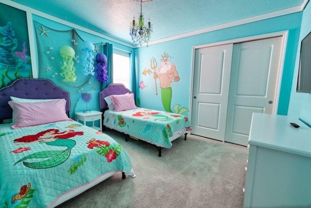 8 Bed Themed Windsor Island Resort Holiday Home 8 Bedroom Home by Redawning - photo 18