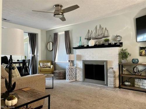 Lakeview Lake Erie Ashtabula OH 5 Min to GOTL Fireplace Deck King Bed — hotel in Ashtabula