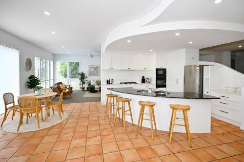 Stunning Mooloolaba Waterfront Home 10 guests ZB1 — 4-Star Luxury Hotel in Mooloolaba, Australia