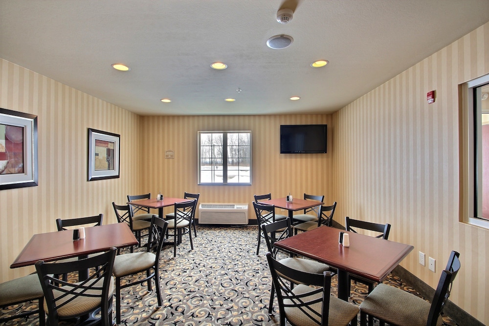 Cobblestone Inn & Suites Brillion - photo 38