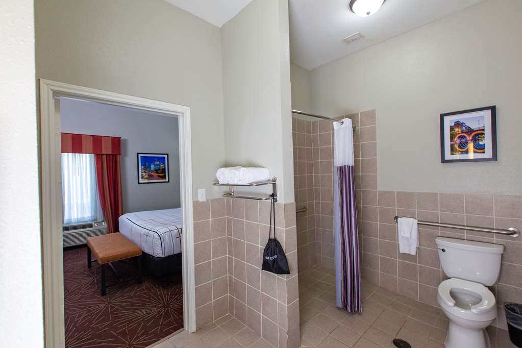 La Quinta Inn & Suites by Wyndham Houston East at Normandy - photo 40