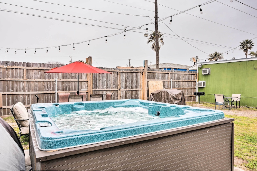 Walkable Galveston Apartment w Hot Tub Access — 4-Star Luxury Hotel in Galveston, United States