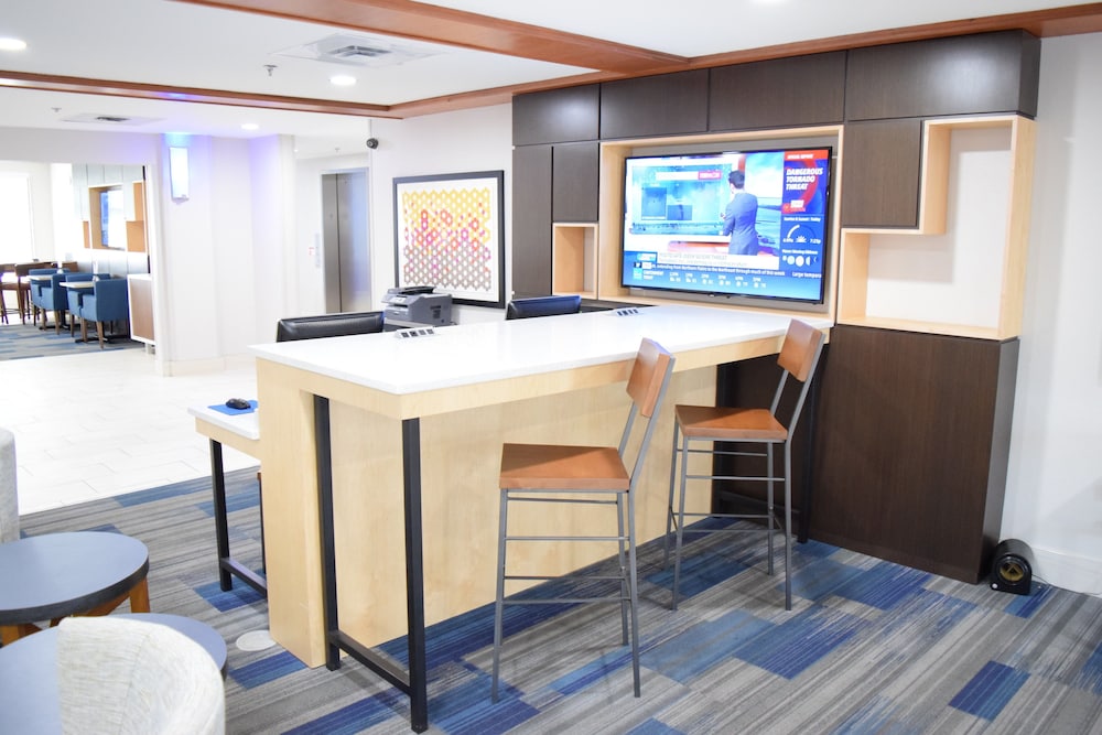 Holiday Inn Express Hotel & Suites West I 10 by IHG - photo 5