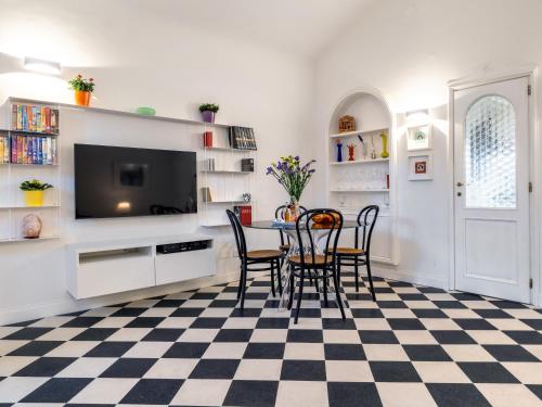 Santa Croce View Cool & Air Condizioned Private Entrance Apartment — 4-Star Luxury Hotel in Florence, Italy