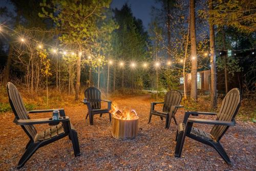 Laid Back Cabin 7 Mn to Glacier Private Fire Pit — 4-Star Luxury Hotel in Coram, United States