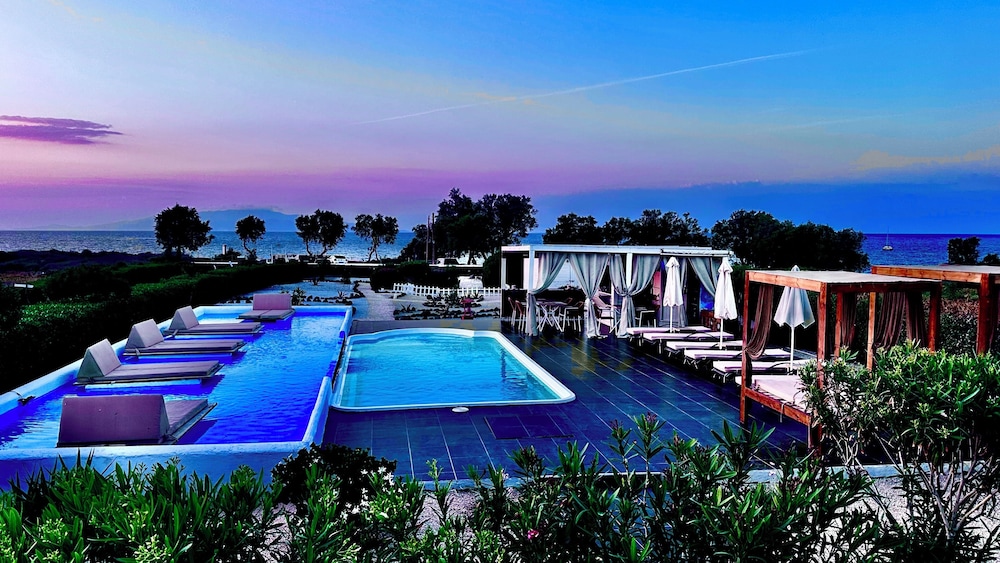 Mare Nostrum Santo — 4-Star Luxury Hotel in Oia, Greece