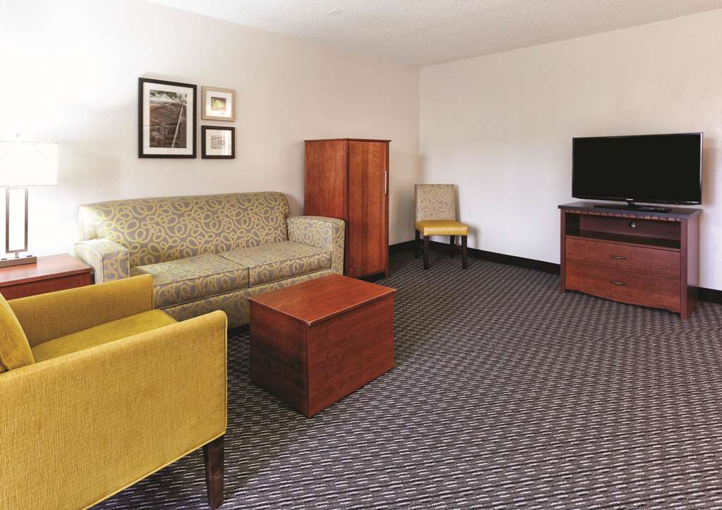 La Quinta Inn & Suites by Wyndham Miami Airport East - photo 30