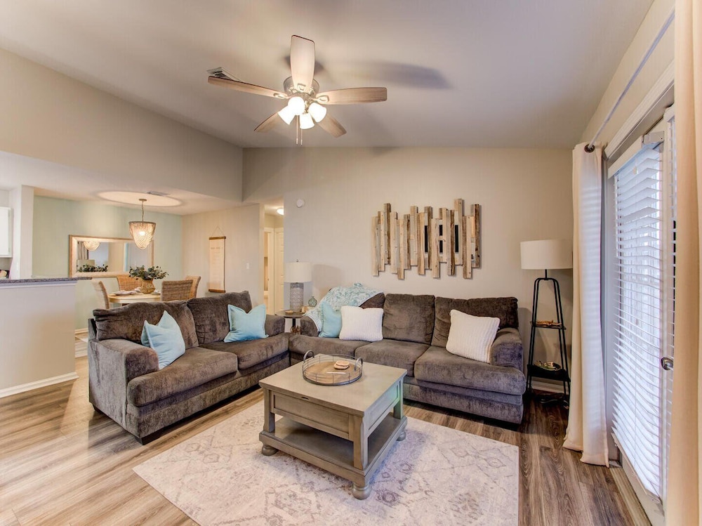 Full Condo w Pool & Gym Sleeps 4 — 4-Star Luxury Hotel in Gulf Shores, United States