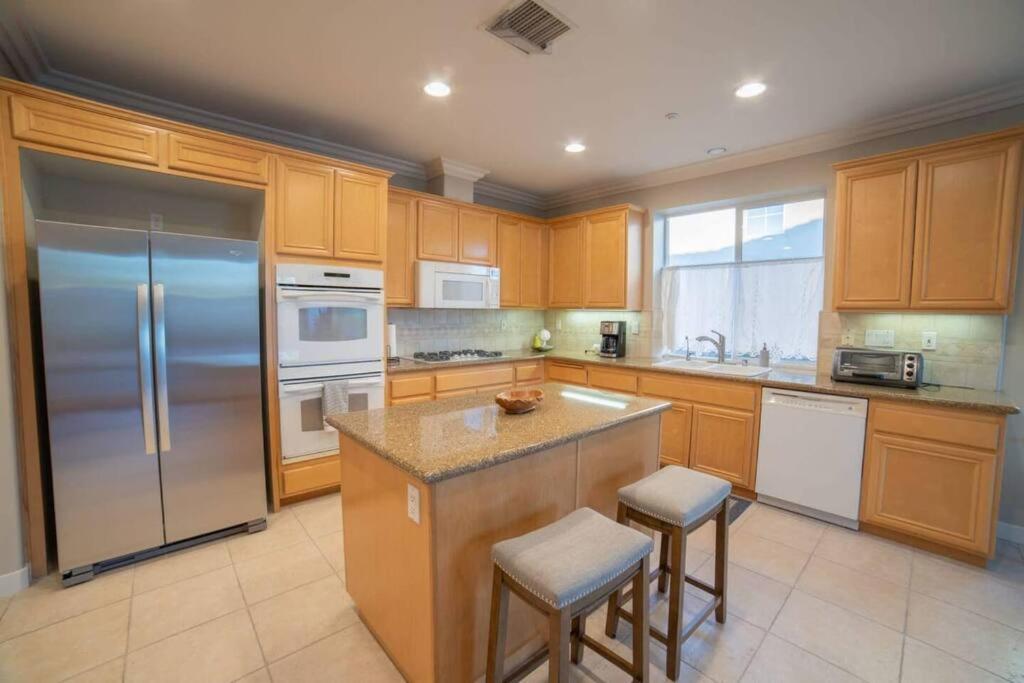 Spacious Disney Retreat with Pool Table Fire Pit — Placentia — photo 2