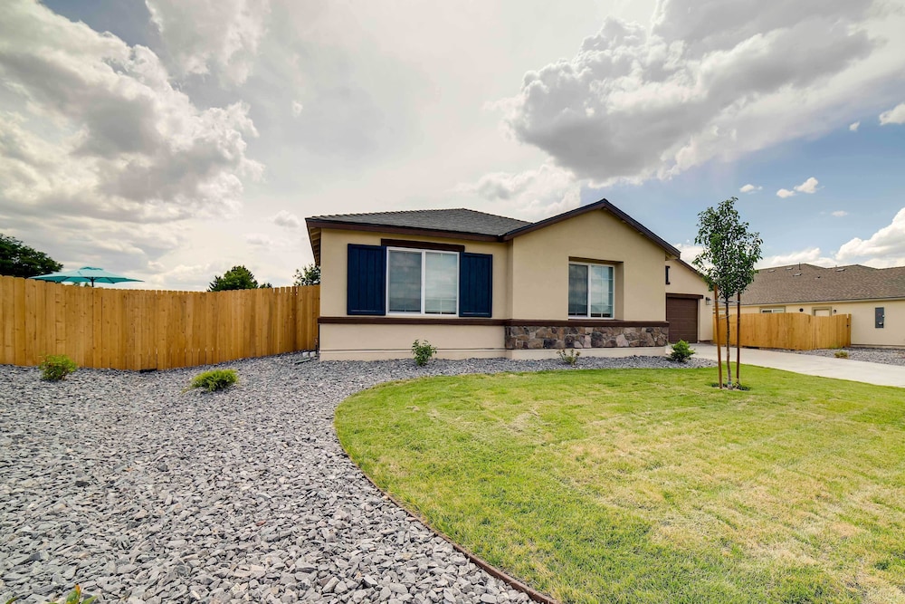 12 Mi to Reno Hot Tub Haven in Sparks