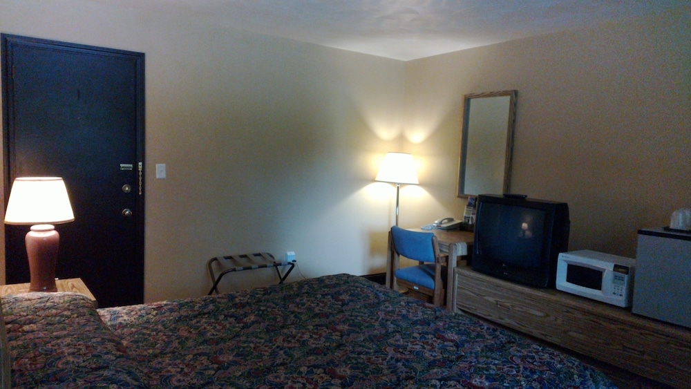 Colonial Inn Motel - photo 2