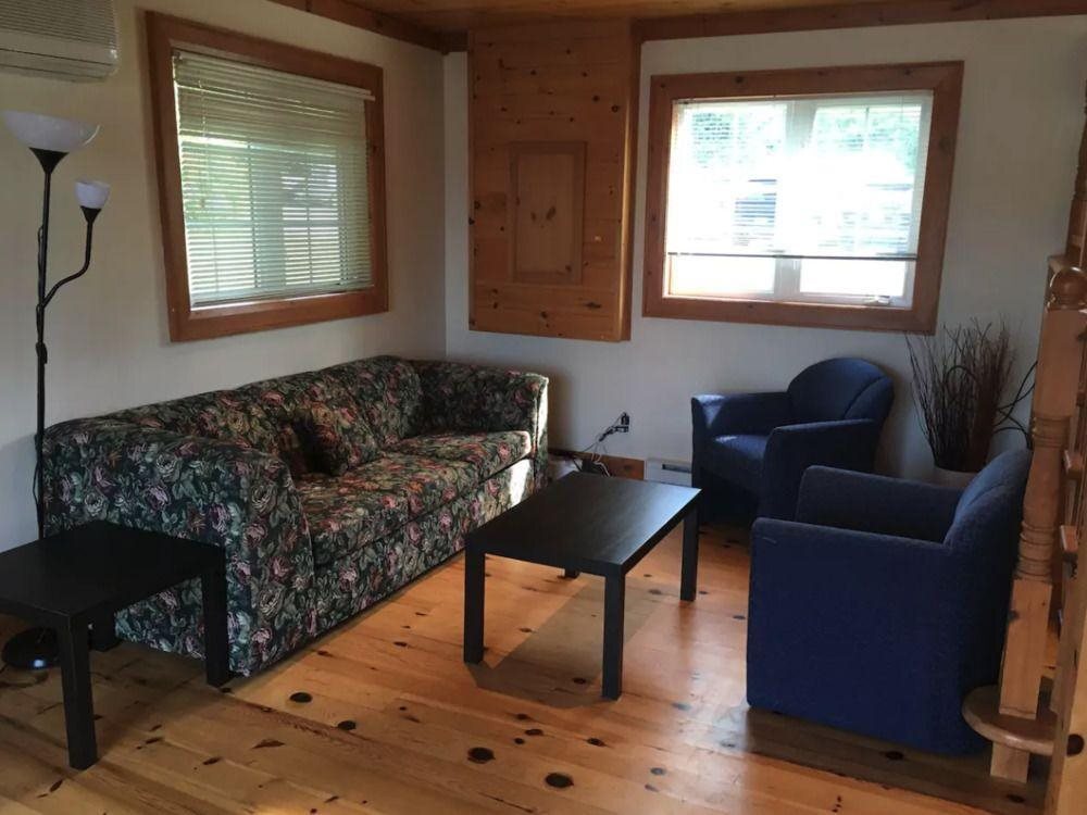 Muskoka Lake And Marina View Room in Gravenhurst, Canada