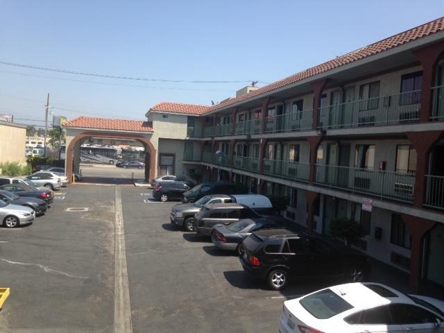 Econo Motor Inn - photo 2