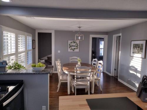 1908 Modern Farmhouse on large private treed lot — 4-Star Luxury Hotel in Shawnee, United States