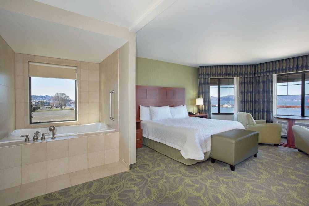 Hampton Inn and Suites Astoria - photo 63