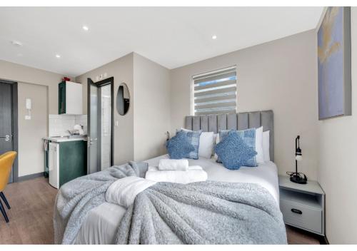 A Place to Dream: Airy Studio in Serene Locale — 4-Star Luxury Hotel in London, United Kingdom