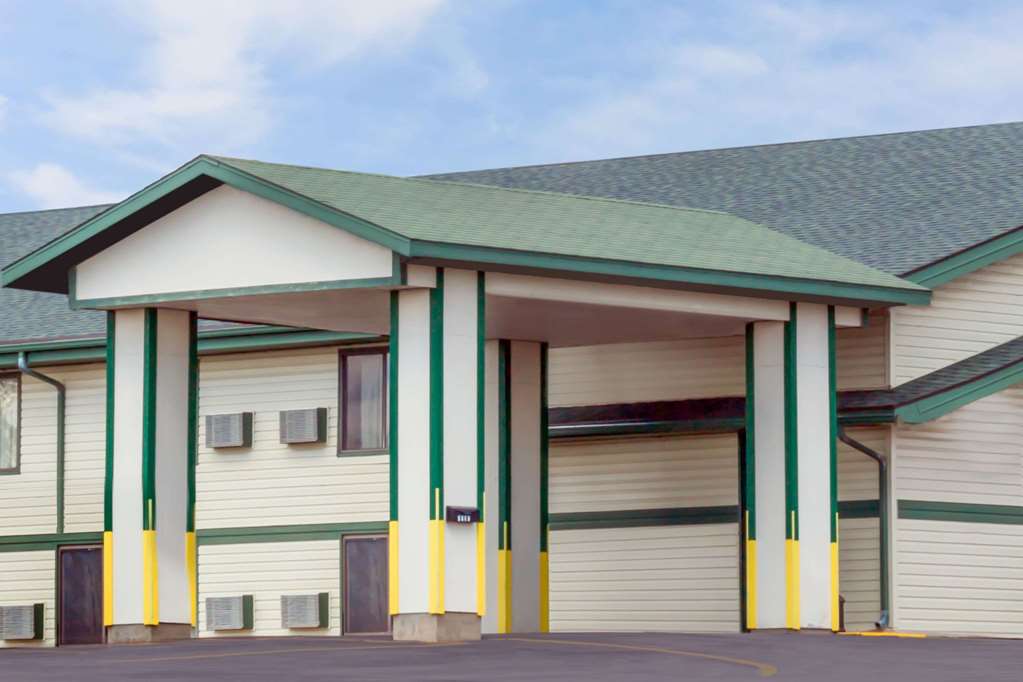 Super 8 by Wyndham Carroll - featured photo