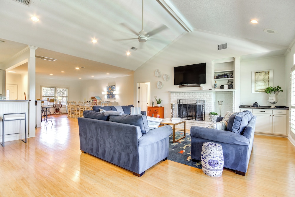 Pool Fire Pit & Tennis Court: Gem in Bay St Louis in Bay Saint Louis, United States