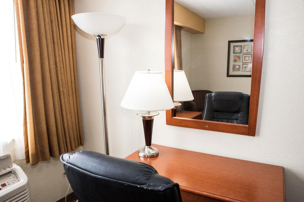 Airport Plaza Inn and Conference Center - photo 6