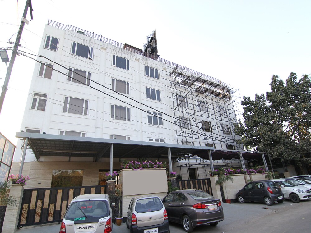 Oyo 12496 Skyotel - last minute hotel in Lucknow