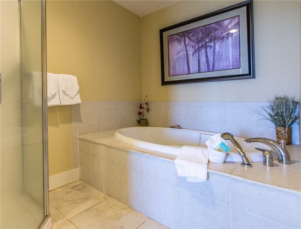 Island Tower 1001 3 Br condo by RedAwning - photo 24