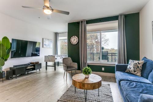 Modern Cozy Condo facing Riverwalk w King Suite — 4-Star Luxury Hotel in San Antonio, United States