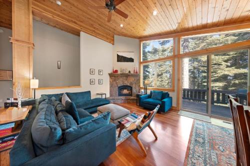 Skislope Manor Spacious Tahoe Donner 4 BR with Gorgeous Home Theater and Hot Tub — 4-Star Luxury Hotel in Truckee, United States