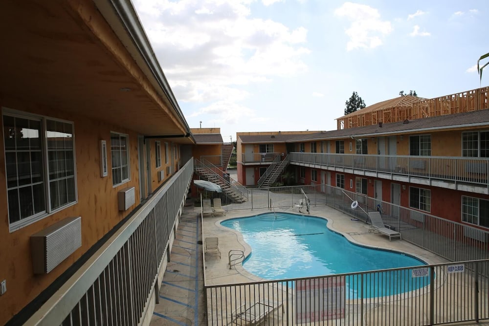 Chateau Inn and Suites - photo 27