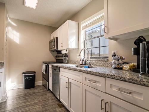 Serene Townhouse near Moffitt Advent & USF — 4-Star Luxury Hotel in Tampa, United States