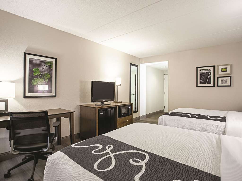 La Quinta Inn & Suites by Wyndham Baltimore N White Marsh - photo 14