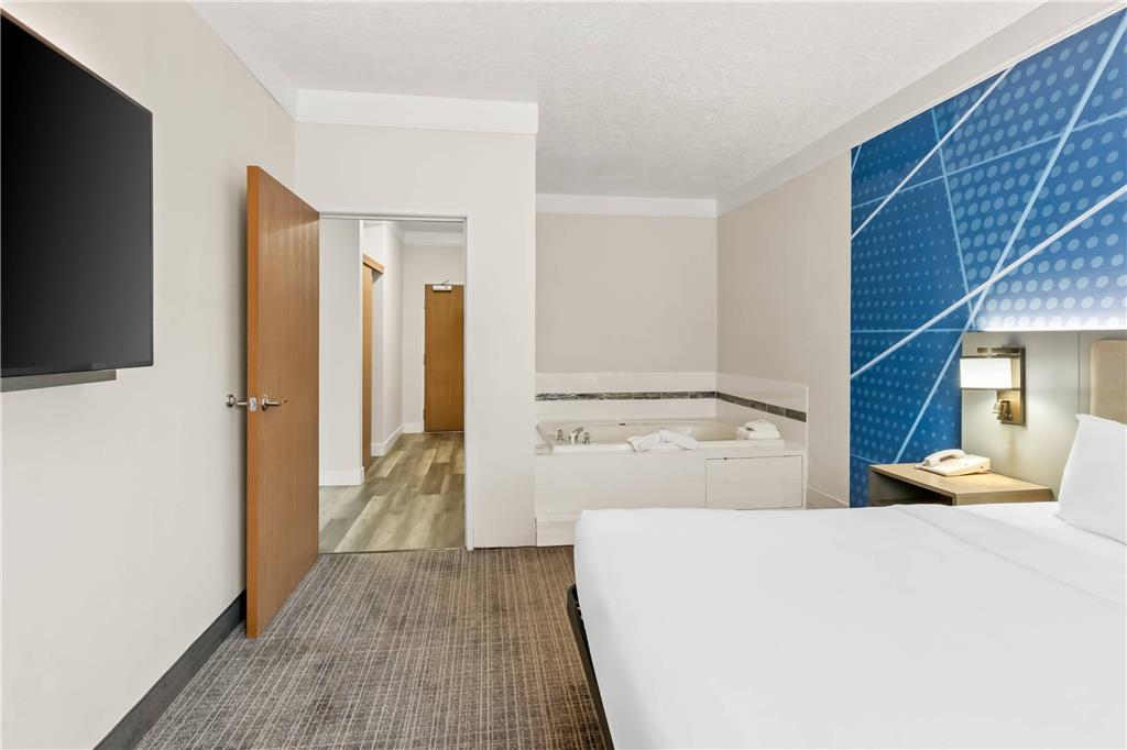 Comfort Suites Clackamas - photo 28