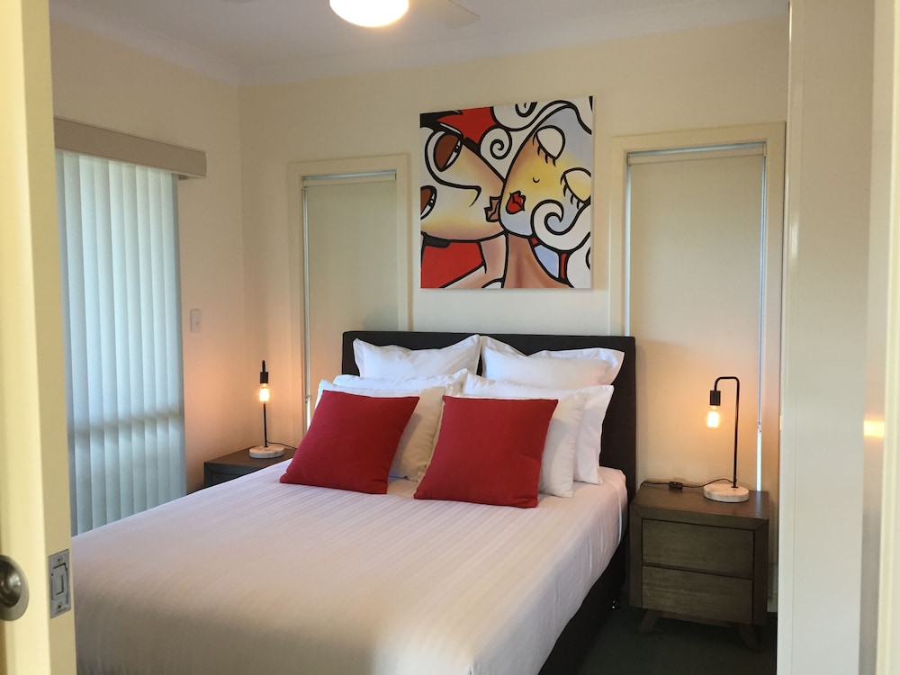 Lyreen's Apartment B&B — 4-Star Luxury Hotel in Auburn, Australia