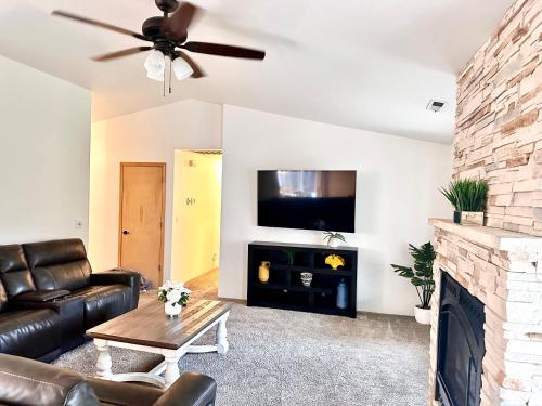 HOT TUB King Bed Firepitt Near Airport& Freeway in Medford, United States