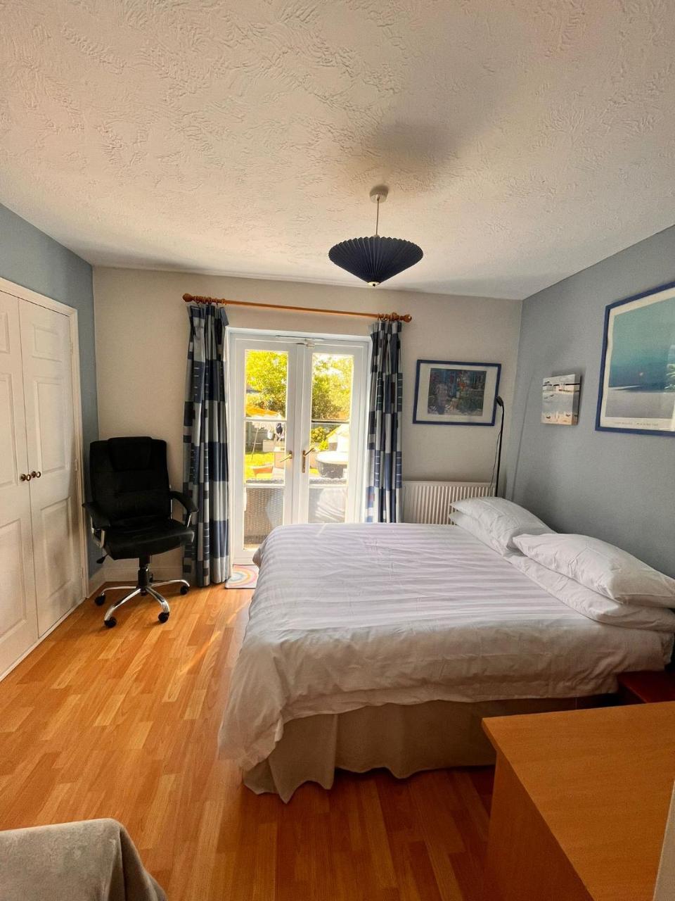 Choice of One double bedroom with a comfy double bed and private en suite for solo travellers or couples or alternatively book two double bedrooms for families or friends Max 4 persons — 4-Star Luxury Hotel in Paddock Wood, United Kingdom
