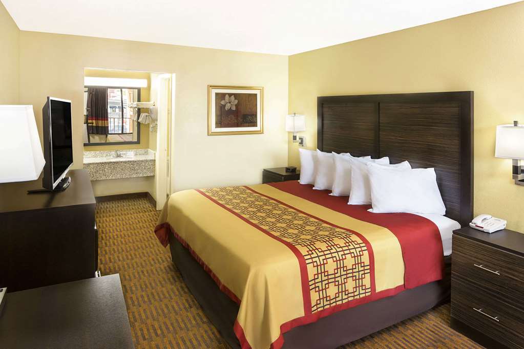 Days Inn by Wyndham Columbus North Fort Moore - photo 9