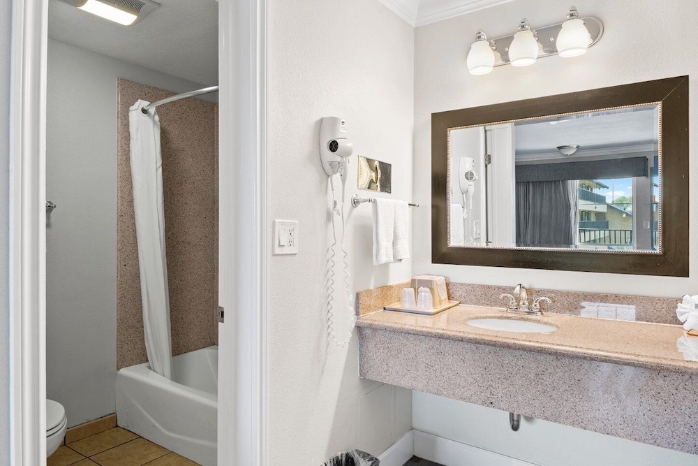 Vagabond Inn Whittier - photo 22