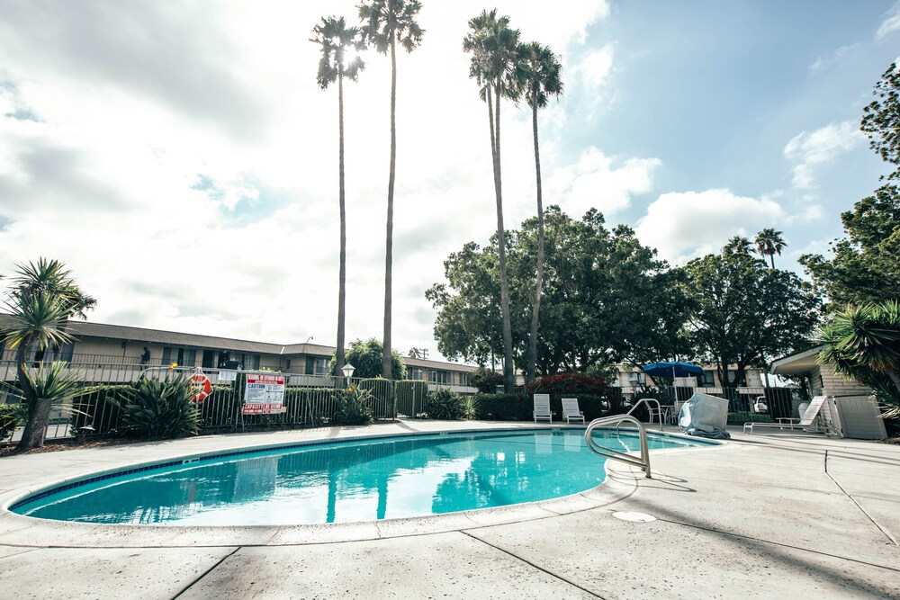 Vagabond Inn Oxnard - photo 22