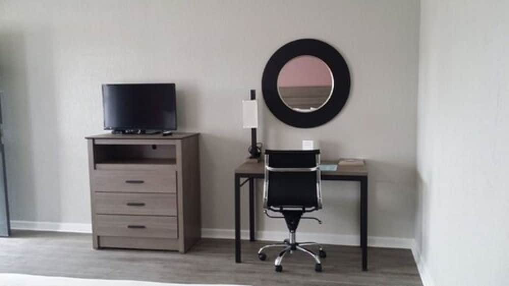 Econo Lodge Inn & Suites Abilene East District - photo 18