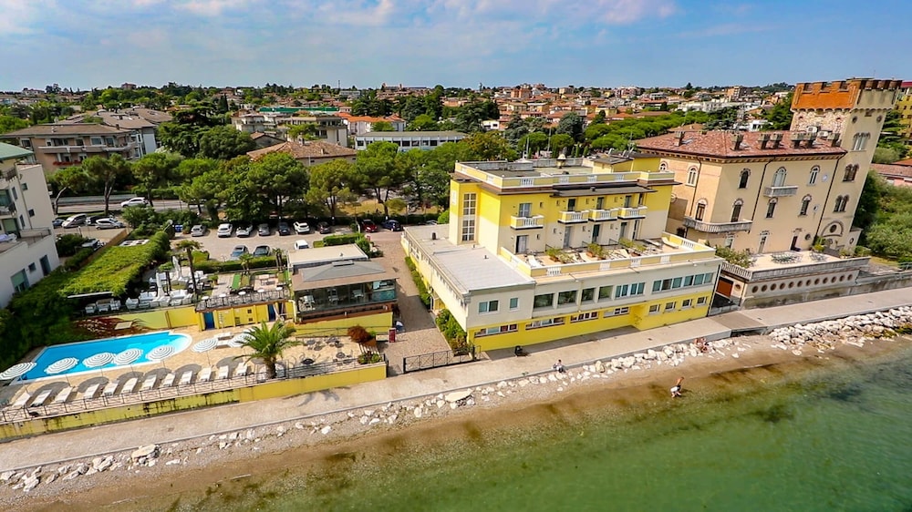Hotel Estée — 4-Star Luxury Hotel in Desenzano Del Garda, Italy