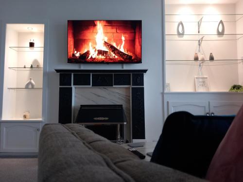Springfield Apartment Train to Glasgow or Edinburgh Private Parking & Wifi — 4-Star Luxury Hotel in Airdrie, United Kingdom