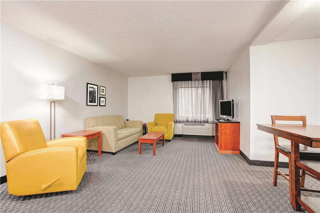 La Quinta Inn & Suites by Wyndham Atlanta Roswell - photo 31