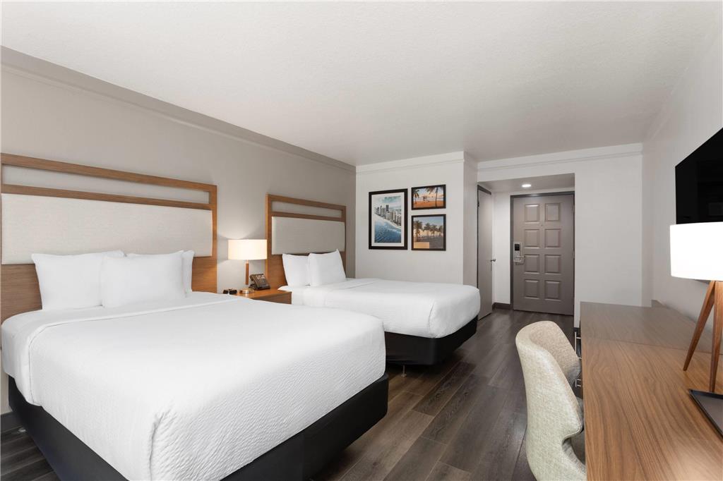 La Quinta Inn & Suites by Wyndham Ft Lauderdale Cypress Cr - photo 18